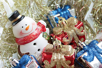 可爱的雪人圣诞节礼物盒子礼物圣诞老人老人房子黄金彩带俗丽的背景