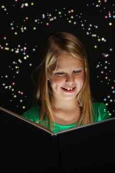 年轻的女孩阅读幻想书