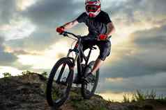 专业骑自行车的人骑自行车岩石山日落极端的体育运动