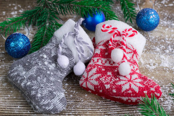 圣诞节长袜被雪封住的木背景蓝色的巴尔