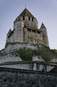石头墙塔中世纪的城堡