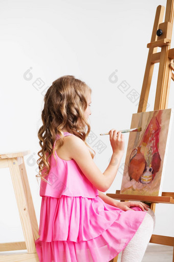 肖像可爱的女孩绘画图片工作室