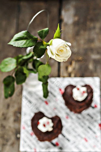 蛋糕形式心白色玫瑰