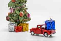红色的复古的车玩具携带盒子礼物圣诞节树