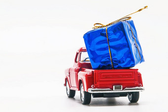 红色的复古的车皮卡蓝色的礼物盒子孤立的