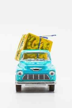 蓝色的复古的车皮卡黄色的礼物盒子孤立的