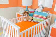 明亮的橙色婴儿房间室内房子