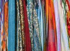 色彩斑斓的围巾东方集市市场