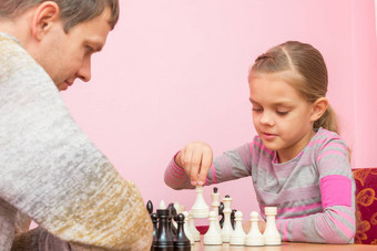 女孩使移动玩国际象棋教练
