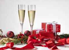 香槟眼镜圣诞节装饰红色的礼物白色丝带