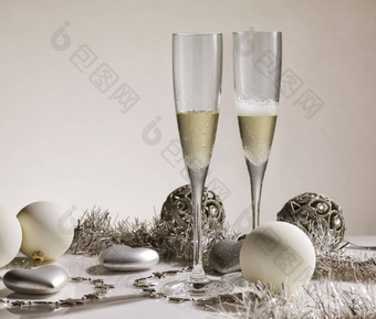 一对香槟眼镜银饰品圣诞节球