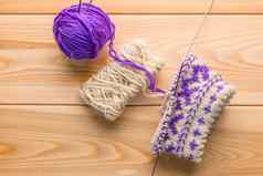 紫色的白色羊毛纱针织袜子模式