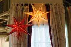 美丽的圣诞节装饰发光的明星卧室