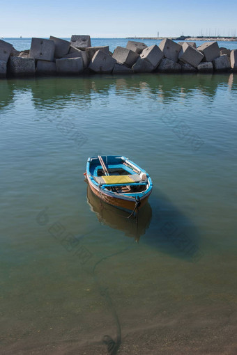 船停泊港口萨莱诺海绿色水域