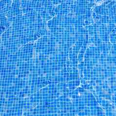 广场背景游泳池地板上水覆盖蓝色的瓷砖
