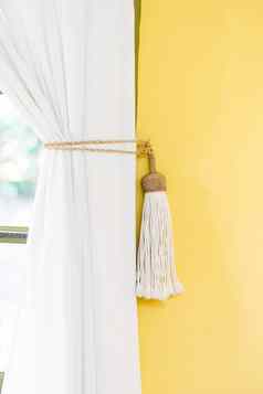 白色窗帘回接首页装饰简单的风格在室内黄色的墙
