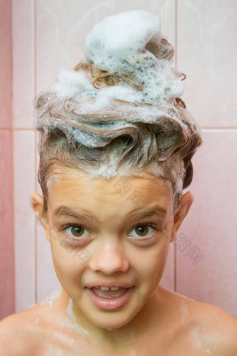 肖像七年女孩肥皂头发
