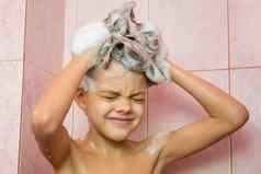 七年女孩洗头发洗发水