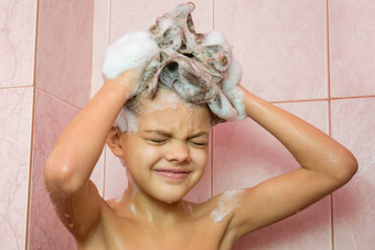 <strong>七年</strong>女孩洗头发洗发水