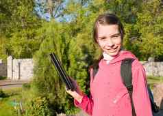 青少年女孩电子书读者在户外