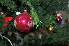 红色的球雪花古董圣诞节玩具一年树背景
