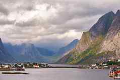 挪威村峡湾北欧多云的夏天一天