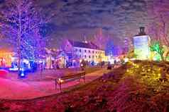 萨格勒布上小镇圣诞节市场晚上视图