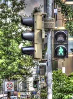 绿色交通位于标志