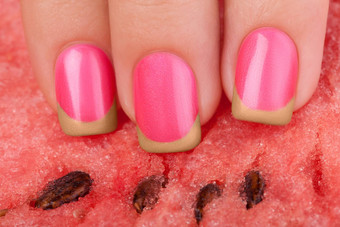粉红色的指甲西瓜