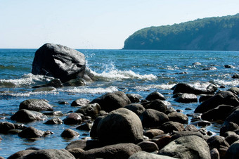 波罗的海海岸线大岩石制动波