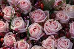 粉红色的玫瑰婚礼花束