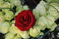 红色的玫瑰白色婚礼花束