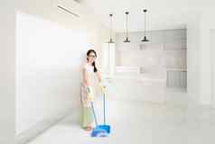 女人清洁房子扫帚