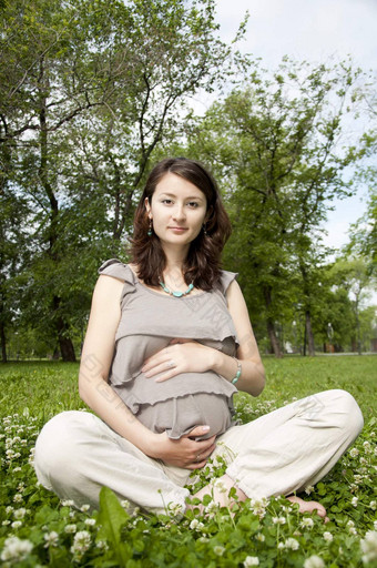 肖像美丽的怀孕了女人