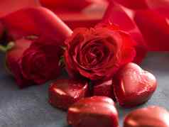 心形状的巧克力情人节一天玫瑰红色的丝带