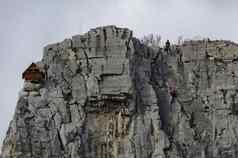 红色的木登山者房子拉卡特尼克岩石高山登山者伊斯卡尔河玷污索菲亚省
