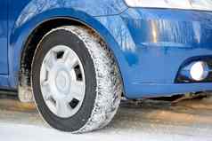 蓝色的车冬天轮胎雪路开车安全