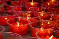 红色的莲花形状的蜡烛中国人佛教寺庙