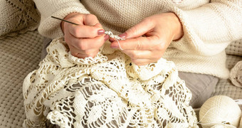 女人用钩针编织桌布