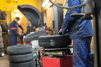 专业汽车机械师<strong>替换</strong>轮胎轮车修复服务