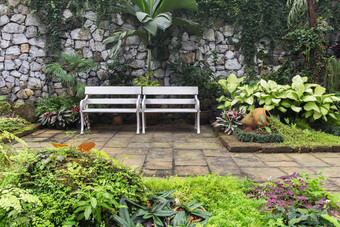 白色长椅内部花园