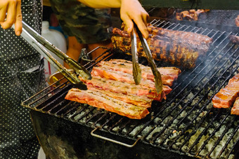 街食物烧烤烧烤工具概念吃在户外