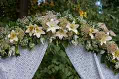 婚礼拱装饰白色花百合