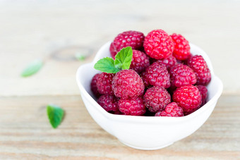 新鲜的<strong>树莓水果</strong>白色碗木表格