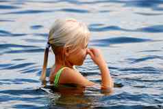 斯堪的那维亚生活方式女孩游泳