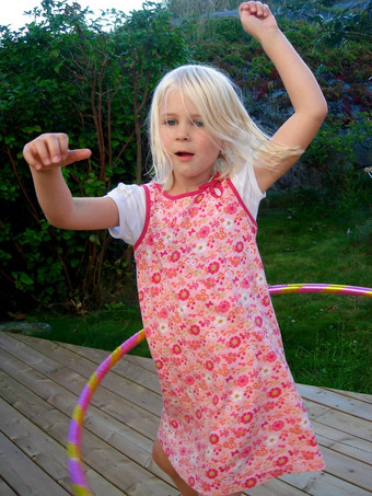 斯堪的那维亚生活方式女孩玩草裙舞希望