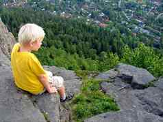 斯堪的那维亚生活方式男孩坐着岩石
