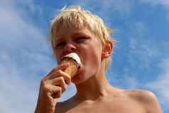 斯堪的那维亚生活方式男孩吃冰奶油