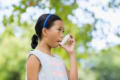 女孩哮喘吸入器