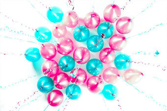 色彩鲜艳的气球粉红色的蓝色的绿松石飘带孤立的